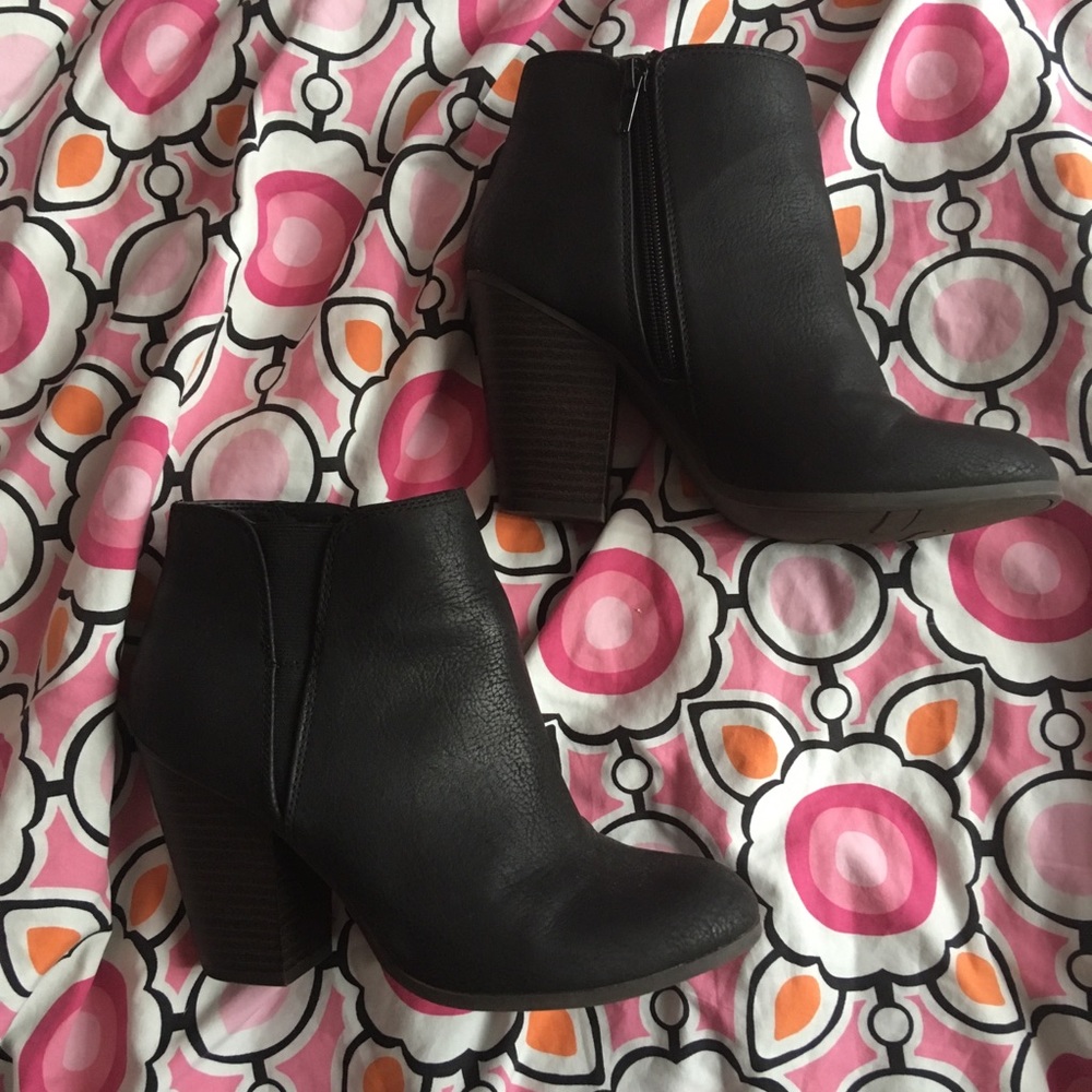 cute black wedged booties 😎